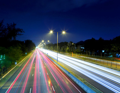 夜间高速公路