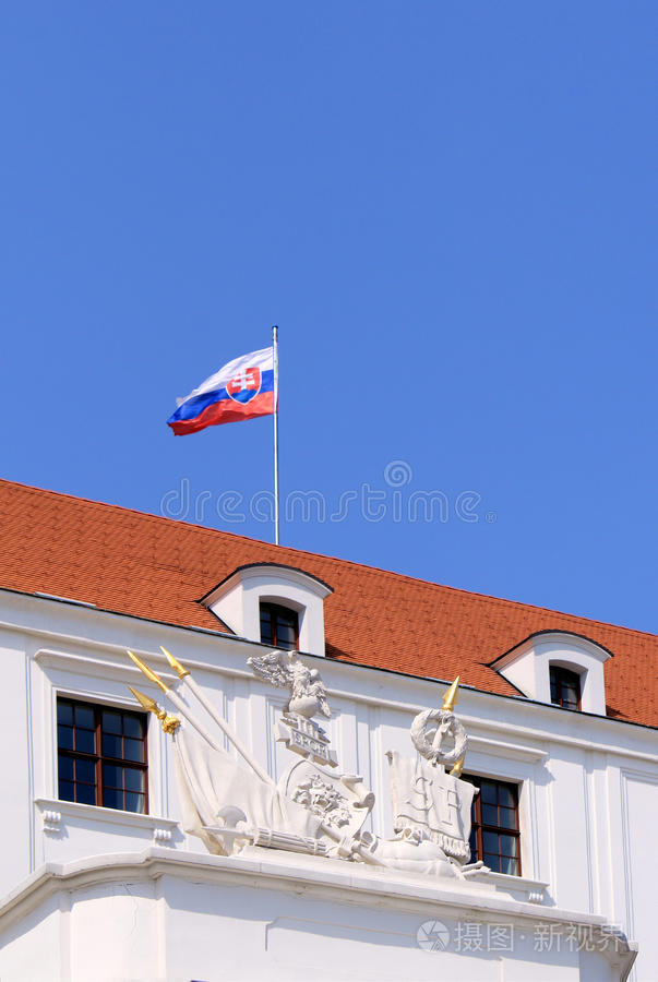 布拉迪斯拉发城堡细节和斯洛伐克国旗