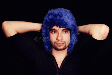 一个戴蓝色冬帽的年轻人的画像