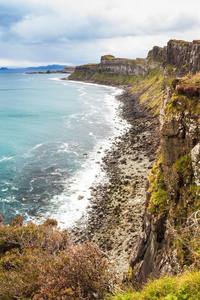 斯凯岛陡峭的岩石海岸线