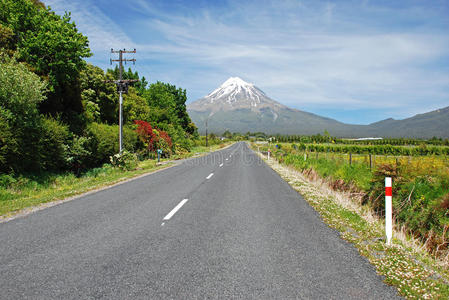 以火山为背景的公路