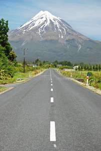 以火山为背景的公路