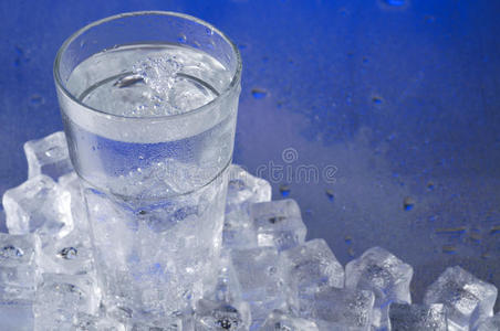 一杯加冰块的水