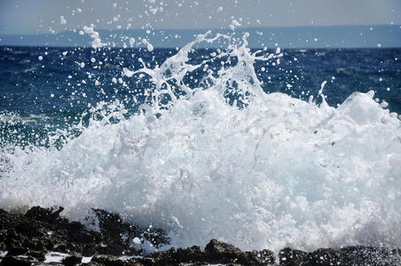 海浪冲击着岩石海滩图片