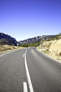 村庄里的弯曲道路图片