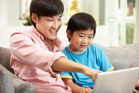 中国父子使用笔记本电脑