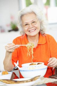 女人 饮食 面条 食物 在一起 大米 年代 成人 商行 在室内