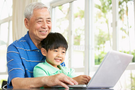 中国爷爷孙子用笔记本电脑