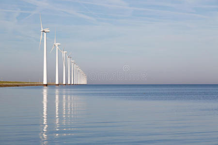 平静海面上的荷兰海上风力涡轮机
