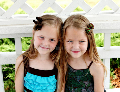 女孩有双胞胎的幸福父母两个小孩在旧的老式和种族开车的红色夹克妈妈