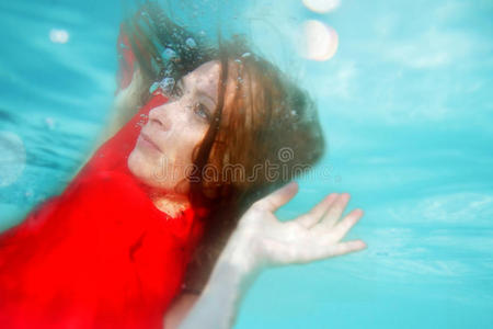 年轻美女水下画像