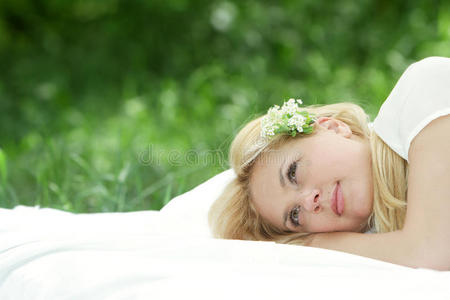自然背景下的床上快乐女人