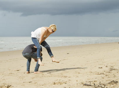 蛙跳在沙滩上玩蛙跳照片