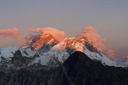 日落时的珠穆朗玛峰。