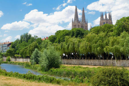 阿兰松河，背景为哥特式大教堂，布尔戈斯。西班牙