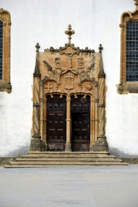 圣之门。科英布拉迈克尔教堂