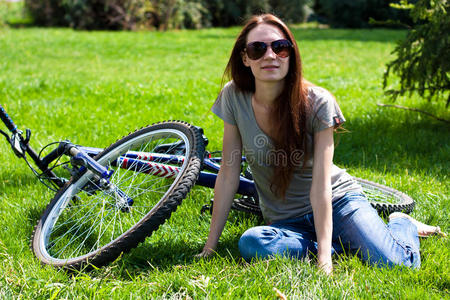 户外骑自行车的女人