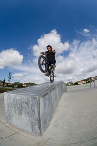 bmx骑手在坡道上