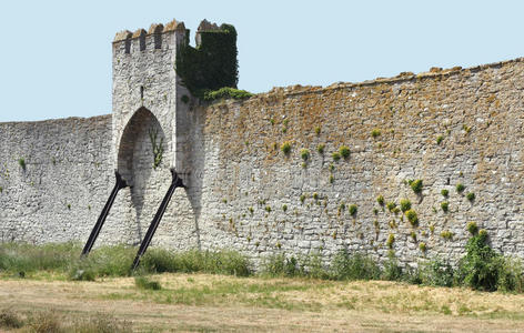 中世纪的城墙和塔
