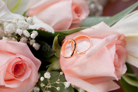 鲜花上的新金结婚戒指