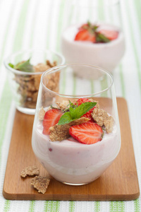 草莓酸奶配玉米片和薄荷