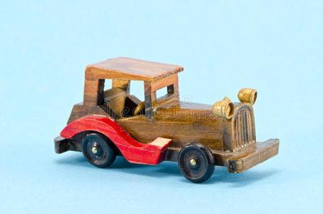 一辆蓝色背景的木制汽车模型