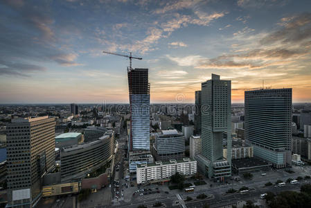 日落时华沙市全景。