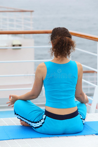 坐在游轮甲板上的女人的后背照片