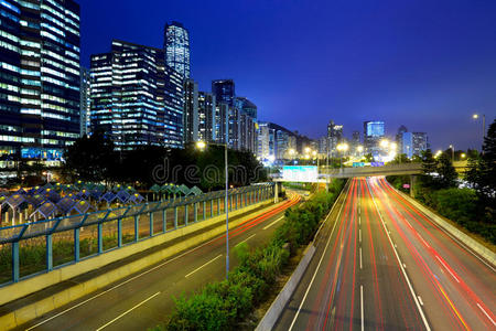 夜间交通繁忙的城市