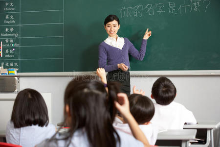 语文教师站在黑板前图片