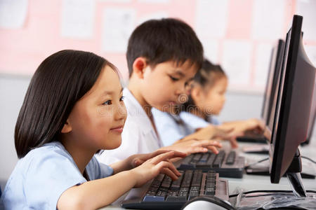 女学生在电脑课上使用键盘