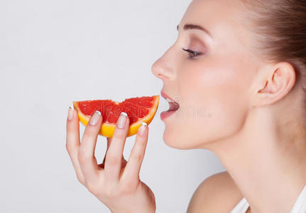 吃葡萄柚的女孩
