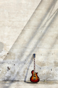 古董墙前的电吉他