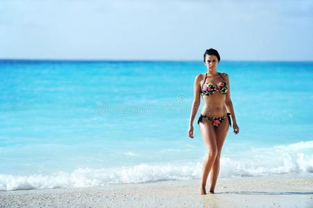 热带异国海滩上的黑发女人