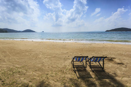 日落时海滩上的几张躺椅