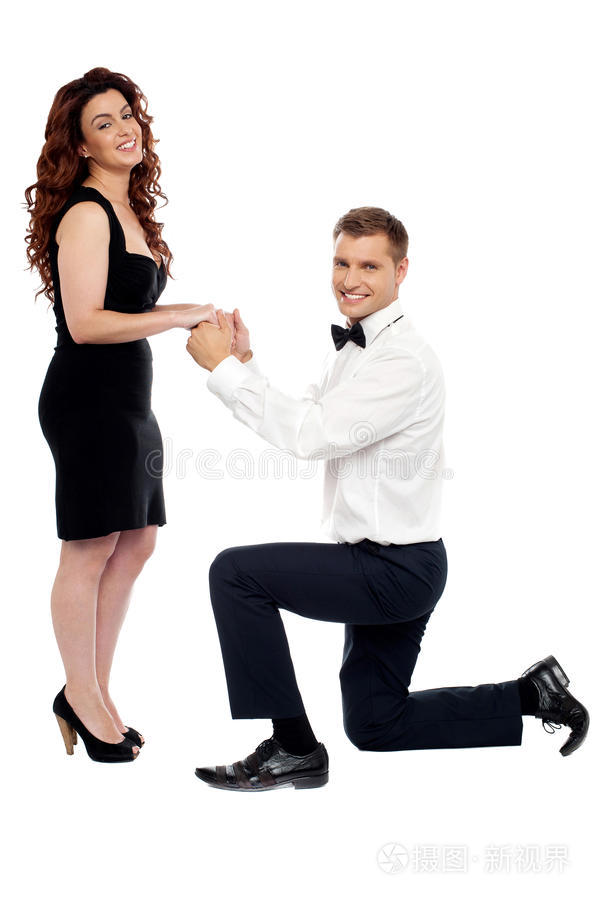 跪着求婚的男人