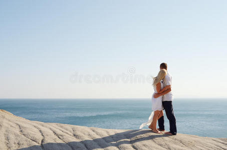 女孩和男孩手挽手站在海边
