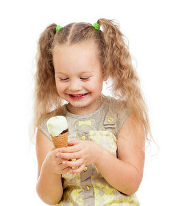 小卷发女孩在工作室吃冰激凌