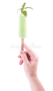 女性手持绿色冰淇淋