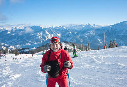 背景中的滑雪山图片