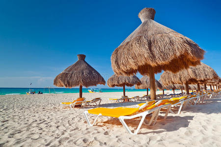 加勒比海滩阳伞下的假日