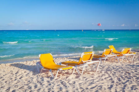 加勒比海海滩上的空躺椅