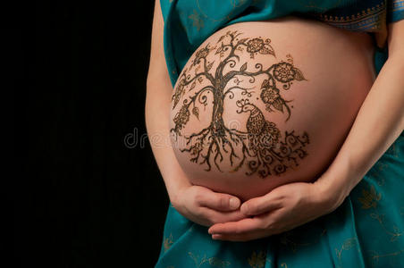 孕妇肚子上的指甲花生命树图片