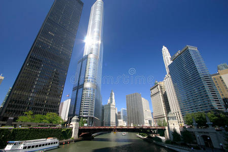 阳光明媚的芝加哥河