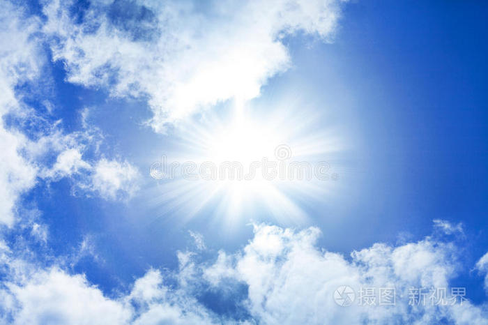 蔚蓝的天空阳光和残破的云