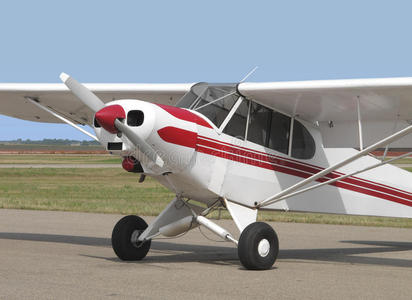 红色尾红色和白色的小尾轮飞机.照片