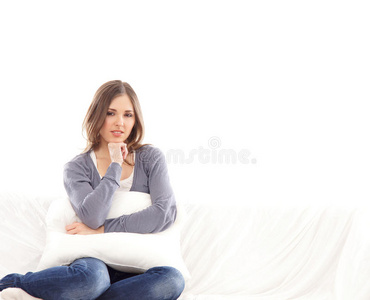 一个年轻的黑发女人在白色沙发上放松