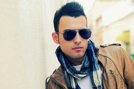 墨镜男人城市背景下戴墨镜的男人照片