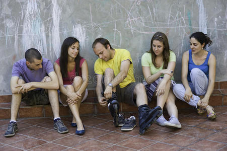 五个年轻人玩得很开心照片