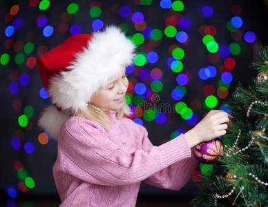 圣诞快乐的孩子在明亮的节日背景下